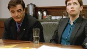 Detective Logan (Chris Noth) und seine Kollegin Wheeler (Julianne Nicholson) sehen ziemlich mitgenommen aus! Nach einer Schlägerei müssen sie sich auch noch vor dem Polizeichef verantworten.