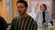 Elyas (Mehmet Daloğlu, l.) weist Victorias (Caroline Schreiber, r.) Bestechungsversuch zurück: Er wird sich nicht trennen!