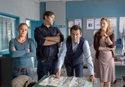 V.l.n.r. Sandra Schwartenbeck (Marie-Luise Schramm), Finn Kiesewetter (Sven Martinek), Lars Englen (Ingo Naujoks) und Elke Rasmussen (Tessa Mittelstaedt) sind auf der Suche nach dem T&auml;ter.