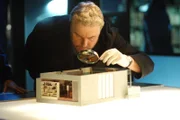 Erneut erhält Grissom (William Petersen) ein mysteriöses Päckchen: Im Inneren befindet sich ein weiteres Mord-Modell, welches er natürlich gründlichst untersucht. Aber werden Grissom und sein Team den geplanten Mord verhindern können?