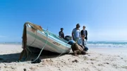 Polizeichef Raul Da Silva (Adriano Carvalho, li.), Carlos Esteves (Daniel Christensen, 2. v. li.), Graciana Rosado (Eva Meckbach) und Leander Lost (Jan Krauter, re.) untersuchen Markus Conrads Leiche.
