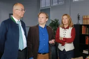 Im Kommissariat gerät Autor Thilo Wannek (Konstantin Moreth, M.) gegenüber Achtziger (Alexander Duda, l.) und Marie (Karin Thaler, r.) in Erklärungsnot.