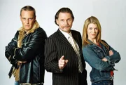 Ingo Lenßen (M.) mit den Ermittlern Christian Storm (l.) und Katja Hansen (r.).