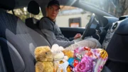 Ein Täter wartet auf die passende Gelegenheit, ein Kind zu entführen. Kurz darauf verschwindet ein 6-jähriger Junge.