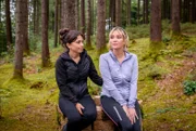 Greta (Laura Osswald, r.) lässt sich von Lale (Yeliz Simsek, l.) eine positive Perspektive aufzeigen.