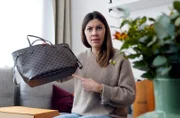 Teure Luxusfakes: Y-Kollektiv-Reporterin Laura Kipfelsberger bestellte für viel Geld dieses Louis-Vuitton-Imitat in China.