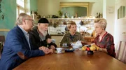 Klaus (Hartmut Volle, l.), Bielefelder (Bill Mockridge, 2.v.l.) und Vicky (Katja Danowski, 2.v.r.) sind beeindruckt - Frau Jobst (Uta Marie Schütze, r.) ist schwerhörig, kann aber gut sehen und hat ein gutes Gedächtnis.