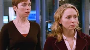 Claudia Duffy (Nina Siemaszko, r.) beobachtet mit Detective Wheeler (Julianne Nicholson), wie der Mörder ihres Mannes abgeführt wird.