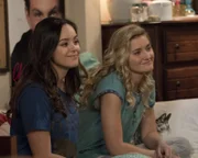 Erica Goldberg (Hayley Orrantia, l.); Lainey Lewis (AJ Michalka, r.)