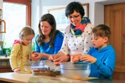 Auf dem Völkleswaldhof im Schwäbischen Wald sind Hofchefin Anja Frey (2.v.li.) und Winzerin Andrea Thielen von der Mosel mit den beiden Kindern Ida und Finn bei Ostervorbereitungen. Die Vier haben bereits etliche Eier ausgepustet. Aber nicht, um sie zu färben, sondern für eine leckere Osterüberraschung.