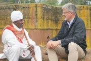 Christopher Clark (r.) unterhält sich für "Macht der Götter" mit einem Priester (l.) der äthiopischen Tewahedo-Kirche.