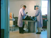 Die Leiche der ermordeten Susan Avitt wird von Gerichtsmedizinern untersucht.