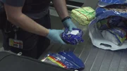 Einige Päckchen, die laut Etikett Nüsse enthalten, fühlen sich ungewöhnlich an.