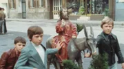 Während die Kleinen noch hingebungsvoll pinseln, schmücken die Großen schon Brunnen und Quellen.; 1977 wird im niederbayerischen Kößlarn ein Palmesel aus dem Jahr 1481 durch den Ort gezogen.