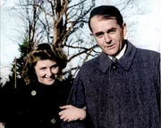 Albert Speer und Hitlers Geliebte Eva Braun pflegen eine freundschaftliche Beziehung – mit Kalkül. (Kolorierte Aufnahme)