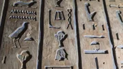 Die Wände des Grabmals von Petamenophis sind reich verziert mit Hieroglyphen. Ganze Bücher sind hier in Stein gemeißelt worden.
