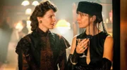 Mathilde Gabathuler (Anna Schinz) ist von der Gräfin (Jeanette Hain) fasziniert.