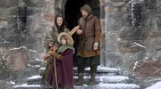 Mattis (Christopher Wagelin, re.) und Lovis (Krista Kosonen) mit ihrer Tochter Ronja (Kerstin Linden).