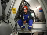 Wartung-Techniker im Inneren eines Windrades