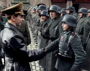 Goebbels fordert den "totalen Krieg" und treibt wenig später die Bildung des "Volkssturms" voran – der auch Kindersoldaten umfasst. (Kolorierte Aufnahme)