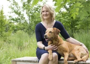 Claire Guest mit Hündin Daisy, die Krebskrankheiten beim Menschen aufstöbern kann.