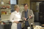 Nach der Verleihung des "Goldenen Kochlöffel" geben Armin (Rainer Will, r.) und Susanne (Heike Jonca, l.) alles, um den begehrten Michelin-Stern zu erhalten. Doch sie sind sich einig, dass zuvor der Weinbestand des Restaurants auf Vordermann gebracht werden muss.
