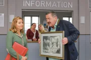 Marie (Karin Thaler, l.) und Korbinian Hofer (Joseph Hannesschläger, r.) erwarten Besuch von ihrer Tante. Ein Bild vom Passauer Dom sorgt noch für Missverständnisse.
