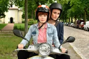 Romy Heiland (Christina Athenstädt, h.) und ihre Assistentin Tilly Vogel (Sina Reiß, v.) wachsen immer mehr zu einem Team zusammen.