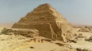 Meisterwerk des genialen Baumeisters Imhotep. Die Stufenpyramide in Sakkara ist die älteste Pyramide Ägyptens.
