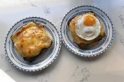 In Paris wagt sich Raphaël an ein Rezept, das in keiner französischen Brasserie fehlen darf: Croque Monsieur.