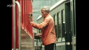 Der rote Zug, der als Gletscher-Express bezeichnet wird, fährt in den Sommermonaten von St. Moritz im Engadin quer durch die Alpen nach Zermatt im Wallis und umgekehrt. Hier ein Bild von 1982 - Vorbereitung für eine gute Aussicht.