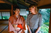 Nina Heins (re.) besucht eine Teezeremonie in Kyoto.