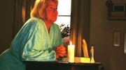 Mutz (Brigitte Renner) betet um Vergebung und Hilfe für Vivi.
