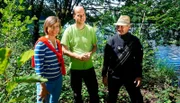 Annette Krause mit Dr. Oliver Nelle und Dr Martin Mainberger am Schleinsee bei archäologischen Forschungen.