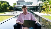 Benedict (Philippe Graber) beantwortet die Fragen der Sub-Inspektoren.