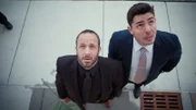L-R: Detective Joe Schillaci (Jason Coviello) und Detective Rodriguez (Noel Mirabal)