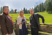 Die Kommissare Danner (Katharina Abt, M.) und Stadler (Dieter Fischer, l.) setzen Fotograf Paul Kreutzer (Niels Bruno Schmidt, r.) unter Druck, der mit dem Opfer einen Streit um Honorare hatte.