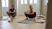 Reporterin Milena beim Zyklus-Yoga mit Trainerin Michelle Dobrzynski (re.) in Frankfurt.