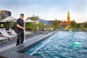Schwimmen mit Aussicht – von der Dachterrasse des "Nimb Hotels" bieten sich spektakuläre Blicke auf die Kopenhagener Innenstadt und den Tivoli.