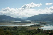 Der Stausee Ramsko Jezero wirkt mit seinen vielen Inseln fast surreal: eine Landschaft, die trotz ihres künstlichen Ursprungs bestechend schön ist.