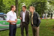 Controller Lorenz (Benedikt Blaskovic, l.) entdeckt am See eine Leiche und informiert die Kollegen Hansen (Igor Jeftic, M.) und Mohr (Max Müller, r.).