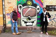 Tobias Kämmerer entdeckt Urban Art mit Gerrit Retterath (re.).
