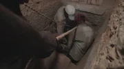 Die Arbeit ist gefährlich. Neu gegrabene Schächte können jederzeit einstürzen.