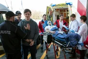 Dennis Lürssen und Gefängnisarzt Dr. Hammerstein werden ins JTK gebracht; Dennis hat Hammerstein schwer verletzt.