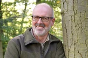Peter Wohlleben nimmt in „Der mit dem Wald spricht“ jeweils zwei Prominente mit auf eine faszinierende Entdeckungsreise zu den Geheimnissen des Waldes.