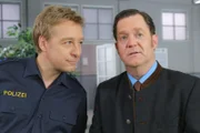 Der Gantinger Bürgermeister Karl Schretzmayer (Jürgen Tonkel, r.) bittet Polizist Michi Mohr (Max Müller, l.) um Hilfe.