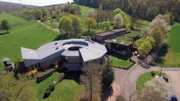 Blick auf das Haus der Stille in Gnadenthal.