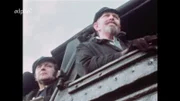 Die Dampflok 051 784-7, hier in einer Aufnahme aus dem Jahr 1974, ist eine der letzten ihrer Art - kurz darauf wurde auch sie ausgemustert, um Diesel- und Elektroloks Platz zu machen. Im Bild: Lokführer und Heizer.