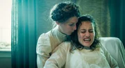 Steht ihrer Schwester zur Seite: Mathilde Gabathuler (Anna Schinz, li.) und Johanna (Dominique Devenport).