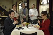 Aufgeregt erwarten Paloma, Armin und Susanne das Urteil von Leonore König und dem Promi-Koch. Doch bei der Verkostung des Weines stellt der Koch fest, dass das Restaurant ein Problem zu haben scheint ... V.l.n.r.: Nils Oliver (Komparse), Paloma (Maja Maneiro), Armin (Rainer Will), Susanne (Heike Jonca), Leonore König (Chantal Dorn)